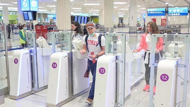 البوابات الذكية في مطار دبي